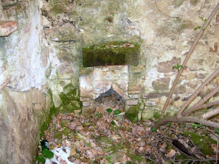 Il caminetto di una delle grotte abitate fino ad un passato recente.