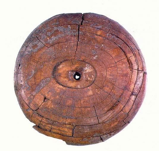Il grande disco di avorio della tomba n. 7 dell’Addolorata di Carife