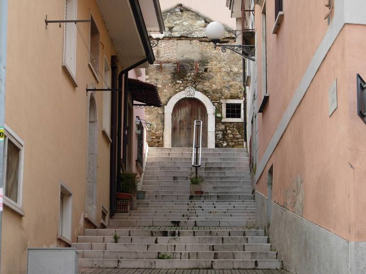 Il bel portale della cantina Carsillo in Via del Battista
