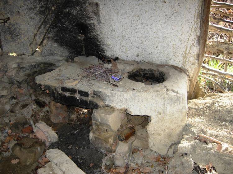 Povero caminetto in una "Pagliarola a Creta"