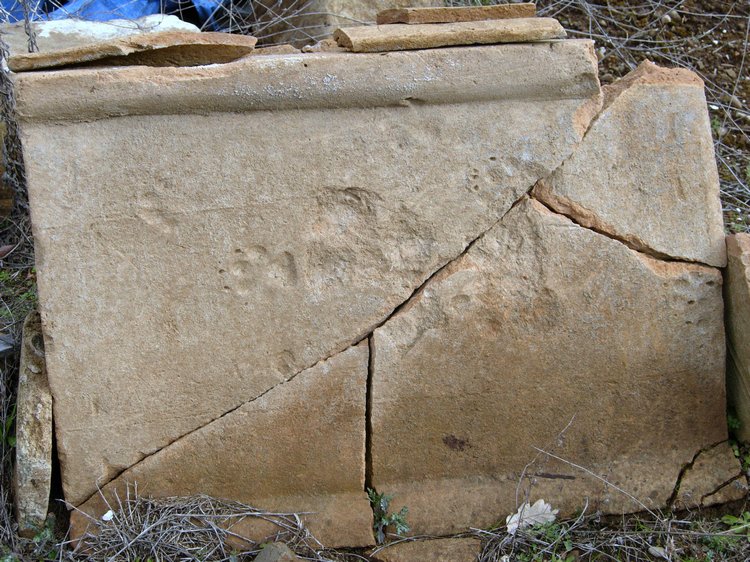 Tomba di bambino  “alla cappuccina”  della Necropoli dell’Addolorata (IV sec. a.C.):  Si vedono chiaramente le impronte  lasciate da un cane