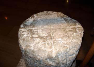 Le linee incise sulla parte superiore del cippo graccano rappresentano il “Cardo” e il “Decumano”. (Cippo da Rocca San Felice conservato nel Museo Irpino).