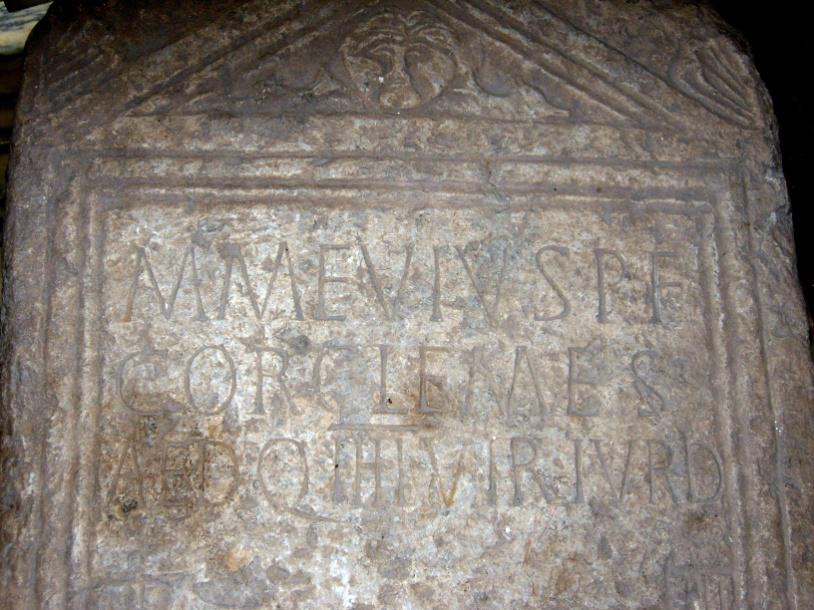 L’Iscrizione della stele funeraria.