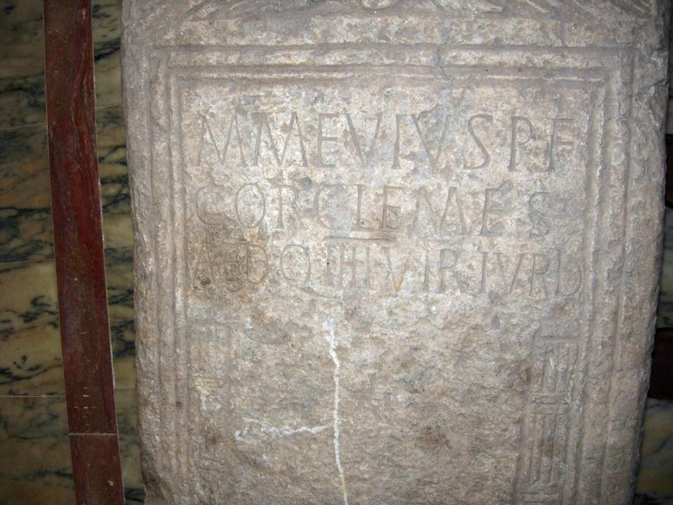 Stele funeraria di Marcus Mevius: I due fasci littori e le linee incise.