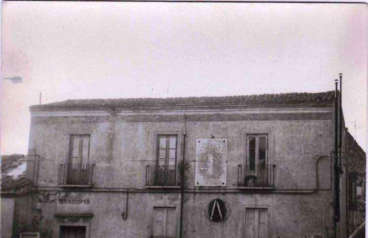 UNA  FOTO DEL VECCHIO MUNICIPIO: LA CORONA DI ALLLORO E’ QUELLA DEL IV NOV. 1980