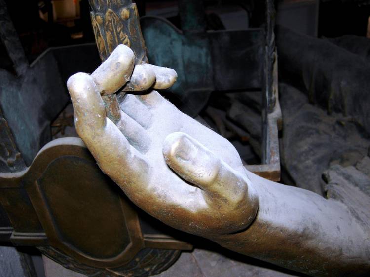Particolare della mano sinistra della statua