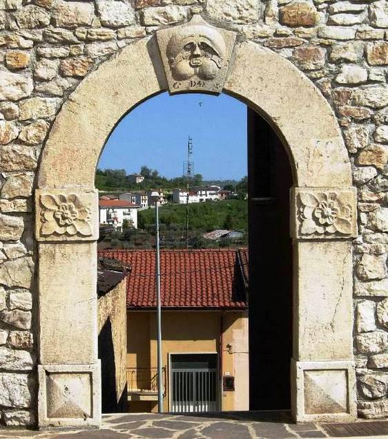 Il  bellissimo portale di casa Saura recentemente ricollocato in Piazza San Giovanni