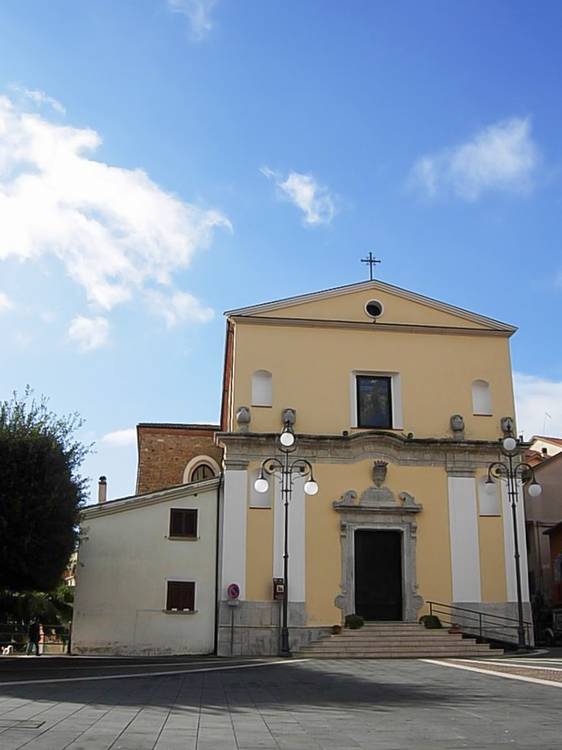 La Casa Canonica di Carife, indecorosamente addossata alla Chiesa Collegiata S. Giovanni