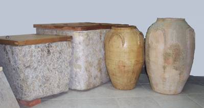Antichi contenitori in pietra favaccia (vasche) e in argilla (F’sine) 