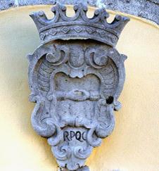 Lo stemma civico del Comune di Carife collocato sul portale barocco
