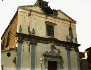 La facciata della Chiesa danneggiata dal sisma del 1980