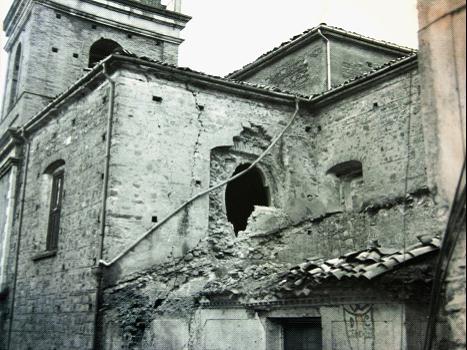 Il lato Sud-Ovest della Insigne Collegiata dopo il sisma del 23 Novembre 1980