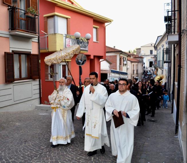 La processione del 3 maggio 2015 con Padre Riccardo Fabiano e Don Daniele Palumbo